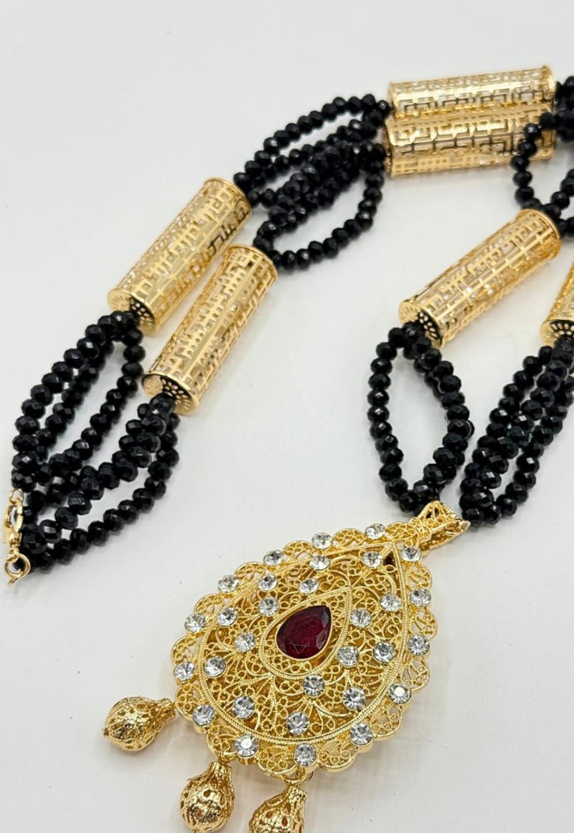 Collier Traditionnel avec Pendentif Doré et Perles de Couleur